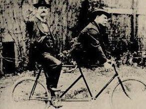 Elleri olmadan doan Charles Tripp ve ayaksz akrobat Eli Bowen 2 kiilik bisikleti icad etti.