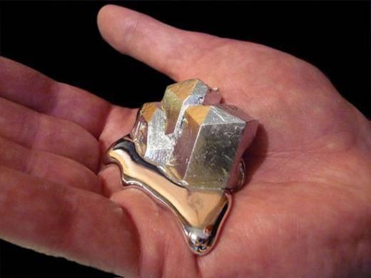 Gallium adl bu metalin erime noktas bir insann elindeki scaklktan dk olduundan elinizle tuttuunuzda svlar.