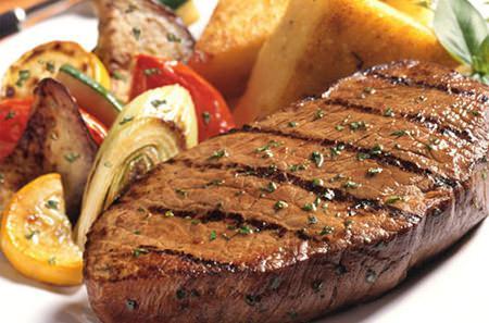 <br><b>B12 vitamini</b></br>Et, B12 vitaminini alabileceiniz balca gdalardan bir tanesidir. B12 vitamini, hafzay glendirir. uzmanlar, bu vitaminin konsantrasyon eksiklii yaayan kiilere fayda salayacan belirtiyor.