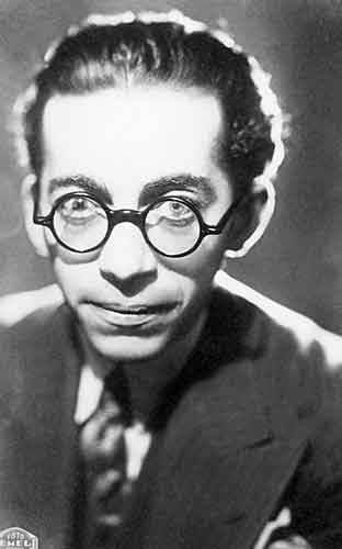 Ah iyi olsam, terliklerimi giysem, u odada dolasam, u keye gesem, resimlerimi yapsam. - Cemal Nadir