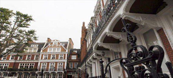 2006 ylnda restorasyon geiren villa Londra?da ei benzeri olmayan trden. 10 yatak odas indoor yzme havuzu sinema salonu, panik odas, saunas ve spor salonu ile dikkat ekiyor.