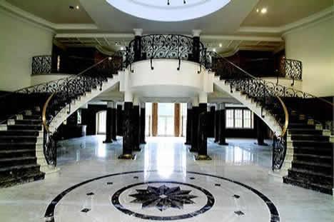 130 yatak odas ile 19?uncu yzylda ina edilen yapda 5 yzme havuzu squash salonu stmal mermer zemin ile gz kamatrrken, lks Gianni Versace tasarmlar ile tamamlanyor.