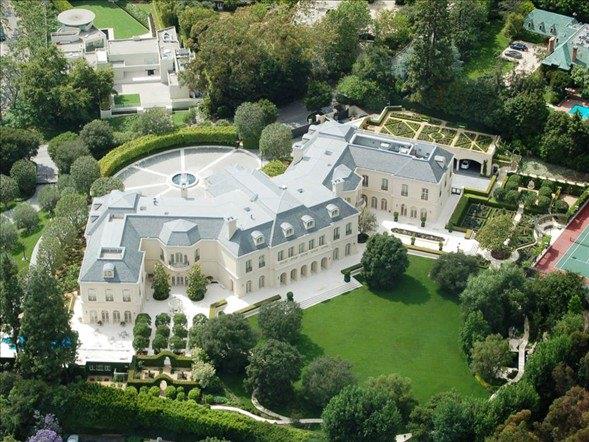 1991?de Aaron Spelling tarafnda ina ettirilen malikane 3 mutfa oklu yzme havuzlar spor kortlar ile listede kendine yer ediniyor.