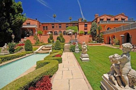 Zengin ve nllerin vazgeemedii Beverly Hills?te yer alan Hearst Mansion 165 milyon dolar ile listede yer alyor.  Yurtta Kane?e ilham veren William Randoph Hearst?un sahip olduu malikane 29 yatak odasna sahip. 3 yzme havuzu, diskosu ve sinema salonu olan malikane Pop kltrn yakndan tand bir yer. Sinema tarihinin unutulmazlar arasnda yer alan Godfather burada ekildi.