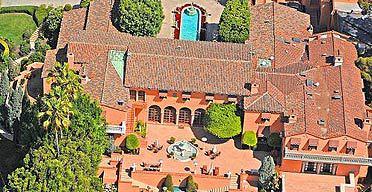 Ayn zamanda JF Kenedy?nin balayn geirdii malikanenin nl komularn da unutmamak lazm. Burada oturanlar ska grecei isimler Tom Cruise Katie Holmes iftiyle David ve Victoria Beckham.