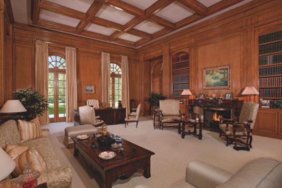 Holmby Hills'de bir sre nce hayatn kaybeden Michael Jackson ile Playboy'un patronu Hugh Hefner'in de malikaneleri bulunuyor.