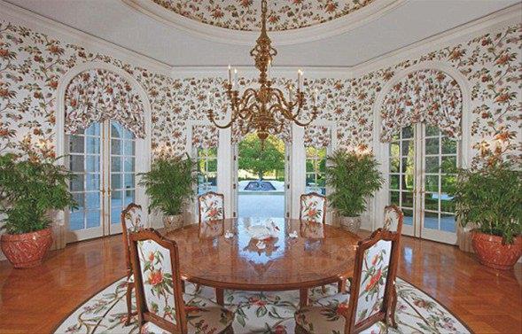 Ecclestone kzna daha nce de ngiltere?de 90 milyon dolara bir baka ev satn almt. Petra Ecclestone bir dnem ngiltere?nin ?en martlm kz? lakabn tayordu.