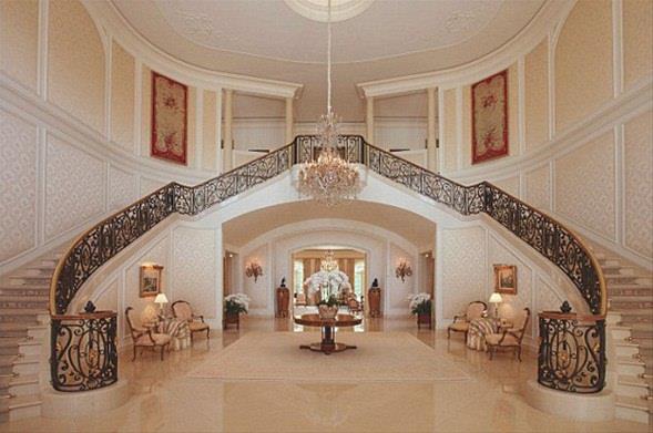 Malikane, Formula 1 miraslarndan Petra Ecclestone'a yaklak 150 milyon dolara mal oldu.