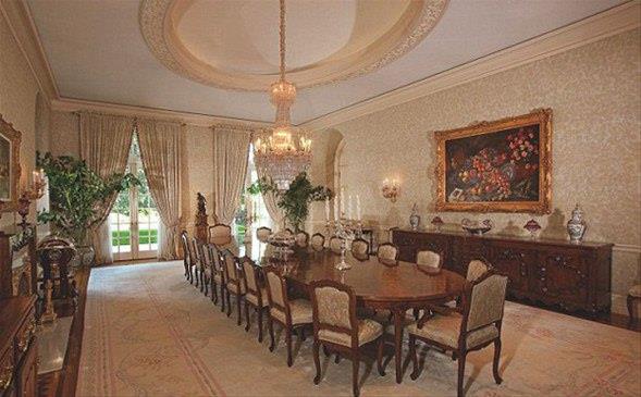 Ecclestone yeni evine austosta ABD?li giriimci James Stunt ile evlendikten sonra tanacak. F1?in patronu Bernie Ecclestone?un servetinin 4 milyar dolar civarnda olduu tahmin ediliyor.