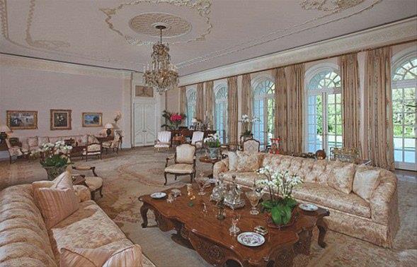 Evin eski sahibesi Candy Spelling oda saysna ilikin olarak, ?Odalar hi saymadm. Zaten yanl insana soruyorsunuz. Ben evdeki oda saysyla ilgilenemeyecek kadar meguldm? demeciyle hatrlanyor. ?