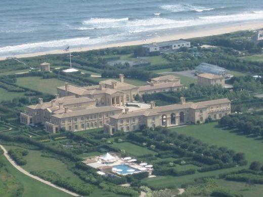 688 bin metrekarelik alana yaylan Fairfield Pond dnya zerindeki en pahal drdnc konut. 170 milyon dolar deer biilen malikane ABD?nin en byk konutu.  29 yatak odas 39 banyosu dev yemek odas, 5 spor salonu ile deniz kysnda yer alan malikane gz kamatran yaplar arasnda.