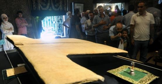 Hrkann 2010 ylnda olduu gibi konserve edildiini ve herhangi bir parann eklenmesinin sz konusu olmadn kaydeden Bar Samir, "Hrka-i erif, 2010 ylnda geirdii konservasyondan bu yana iklimlendirilmi vitrininde korunuyor ve ziyaret edilebiliyor.