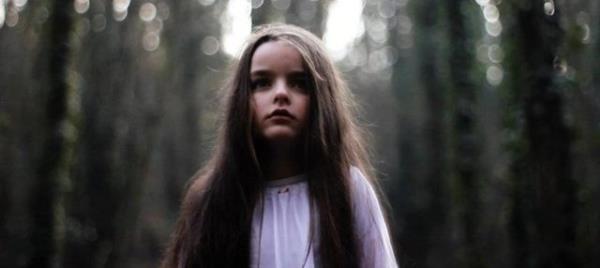 3. 5 yandaki kzm henz anaokuluna balamamt ve okuma-yazma bilmiyordu. Bir gn bana izdii resmi gstermek iin yanma geldi. Kadn stnde kocaman ve mkemmel yazlm harflerle 'Sheila'y gryorum.' yazyordu.