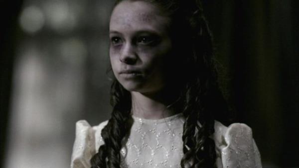 18. Uzun yllar nce be yandaki kzm henz o gn tandmz evde uyurken kontrol etmeye gittim. Onu yatan stnde uzun salar yzne dklm bir ekilde dimdik otururken buldum.