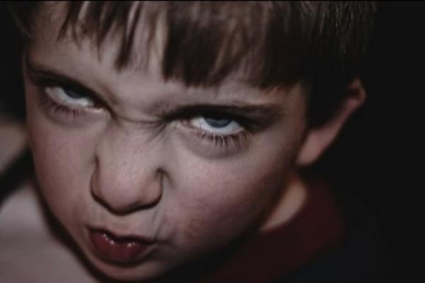 4. lk ocuum doduundan beri iine kapank, sessiz ve dalgn bir ocuktu. ki yandayken bir gn onu banyoda aynann karsnda dikilirken yakaladm. Kendisini izlediimin farkna bile olmad.