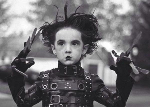 O sra dikkatim dankt ve neden bahsettiini anlamam zaman ald. Kimden bahsettiini sordum ve kede kolu incinmi bir adam grdn syledi. Tabi ki orada kimse yoktu. Olum sakince adamn adnn da Joshua olduunu ve merhaba dediini syledi.