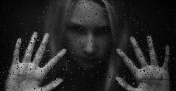 23. Kzm camdan dar bakarken glyor ve 'ce-ee' yapyordu. Ne yaptn sorduumda bykannesiyle oyun oynadn syledi. Hangi bykannesi olduunu sordum ve 'Sen onu tanmyorsun. Camn dnda oturuyor. Senden holanmyor.' dedi.