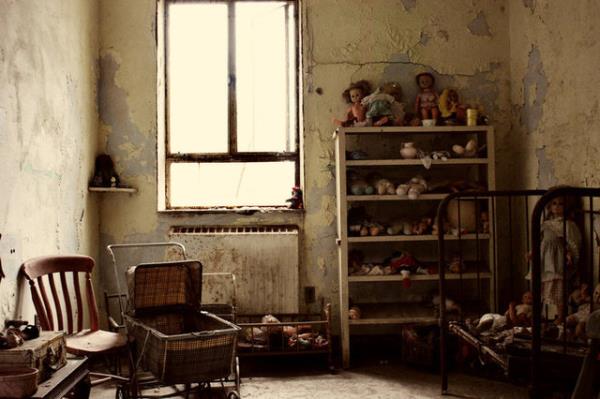 8. Drt yandaki kzm odasnda k kapalyken uyumaktan korkuyor nk ''Jessie'' 'nin odann kesinde durup kendisine hrladn sylyor. 'Jessie' kim diye sorduumda bana gen yalarda boularak len bir hayalet olduunu syledi.