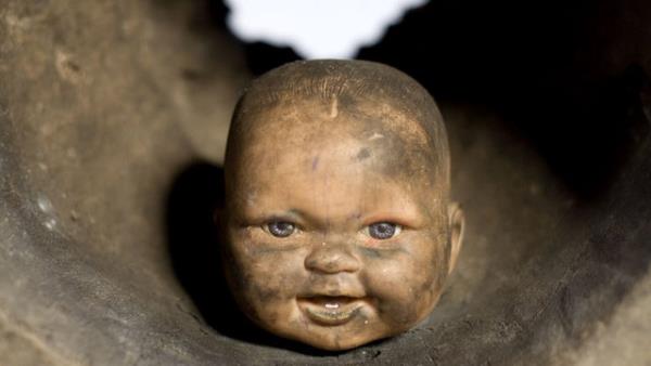 Baka bir zaman ise ben hamileyken len bir arkadamn fotorafn grd. Fotoraftaki kzn uyumas iin kendine arklar sylediini syledi. Arkadam, eitimli bir opera sanatsyd.