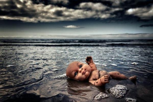 Birka ay sonra bebeklerden bahsederek uyand ve bebeklik fotoraflarn grmek istedi. Ryasnda karnmda bir bebek olduunu ve erkek olduunu grdn syledi. ki gn sonra sabah bulantlar balad. Test yaptm ve hamileydim. Bir olum daha oldu.