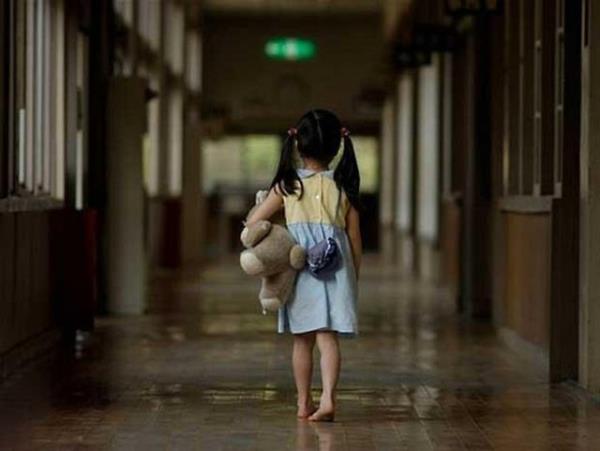 Neden byle yaptn sorduumda bana yine o adam grdn syledi. Daha sonra dn albmme bakarken fotorafta babam iaret etti ve grd adamn o olduunu syledi. ok armtm nk babam 7 yl nce, kzm domadan 3,5 yl nce, lmt.