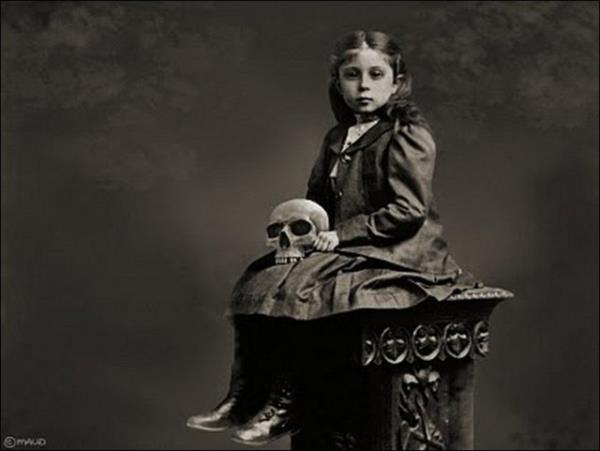 2. 3-4 yalarndayken kzm odasnda glerken yakaladm. Ona komik olan eyin ne olduunu sorduumda bana 'nemli bir ey deil anne. Sadece gzleri kakla oyduunda ne kadar komik bir ses kardn hatrladm.' dedi.