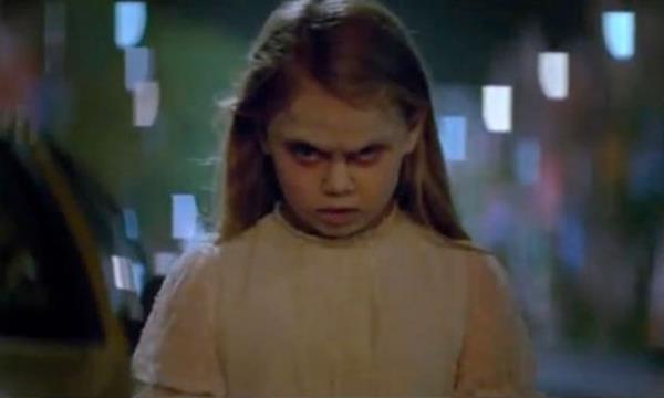 rpererek iyi olup olmadn sorduumda gzn bile krpmadan kafasn kaldrd ve mkemmel bir ngiliz aksanyla 'Annecim, oyun oynamak istiyorum.' dedi. Glmseyip kafasn cevap bekler gibi yana emiti.