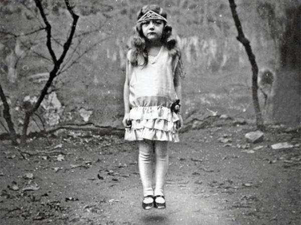 10. Olum  yandayken ona hamileyken verdiim bebek partisinde ekilen bir fotoraf grd. Fotoraftaki kiinin bykbabasnn yannda oturduunu syledi ve partideki btn davetlileri doru olarak sayd. Parti 1998'deydi, babam 1992'de ld.