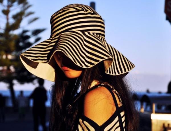 Kaln, sk dokunmu ve sentetik materyaller, zerinde Ultraviyole Koruma Faktr (UPF) ibaresi olan kyafetler en iyi korumay salar.