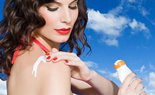 Onun yerine, tm vcudunuza 30 ml kadar gne koruyucu srn ve her iki saatte bir tazeleyin. Suya girdiyseniz ve ya ok terliyorsanz, tazeleme ilemini sklatrn.