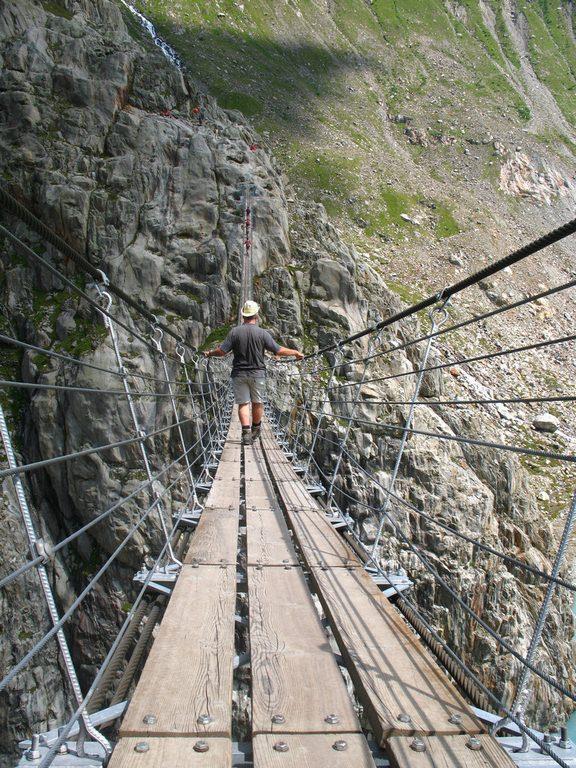 Alpler'de bulunan Trift Kprs'nden gein (svire)