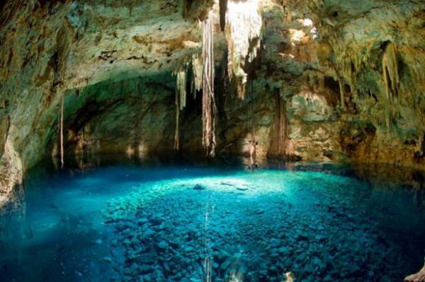 Yucatan Yarmadas'nda bulunan yeralt maaralarnda yzmek (Meksika)