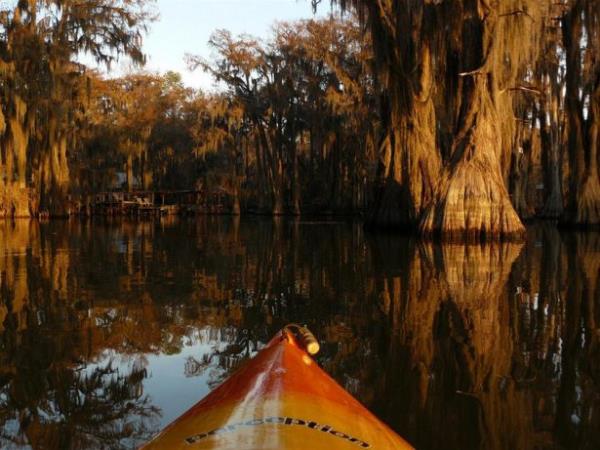 Caddo Gl'nde kanoyla bir gezinti yapt