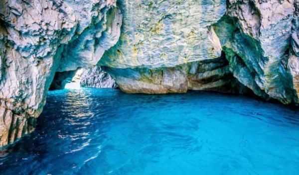 Capri Adas'ndaki mavi maarada yzn (talya)