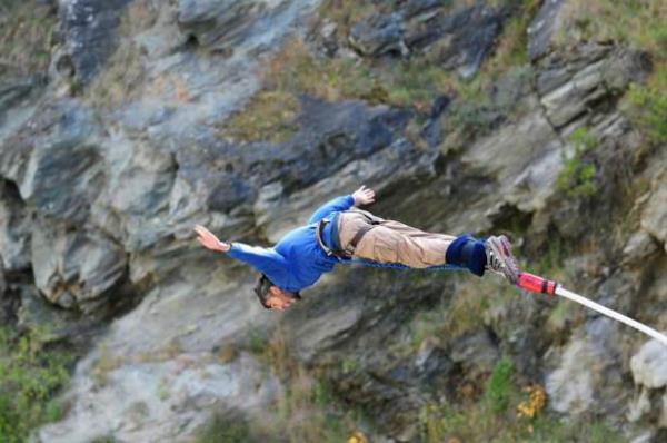 Kawarau Kprs'nde bungee jumping yapn (Yeni Zelanda)