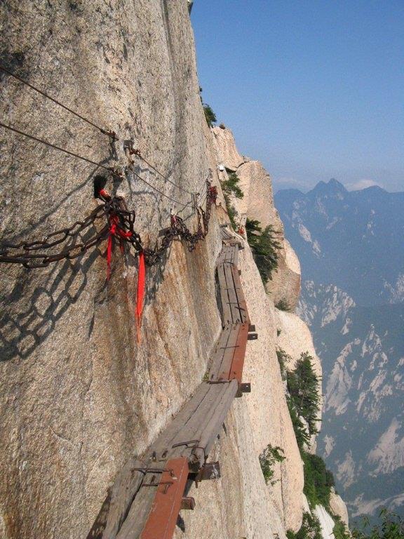 Hua Shan Da'ndaki tahta patikada yryn (in)