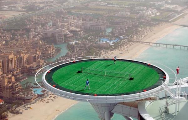 Dnyann en yksekteki kortunda tenis oynayn (Dubai)