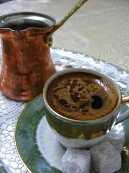 Bir fincan kahve ierisinde su, protein, eker, tanik asit, alkoloitler ve kafein barndrr.