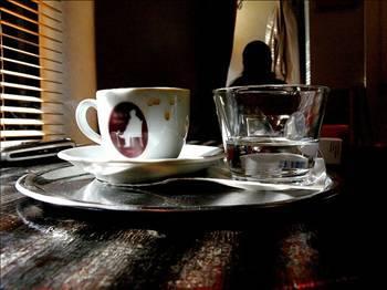 Kahve vcutta su kaybettirici olarak bilinirdi ve her fincan kahve iin bir bardak su iilmesi tavsiye edilirdi.