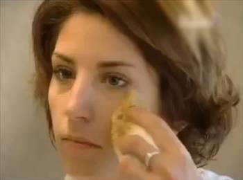 Kahveden sadece iecek olarak deil gzellik malzemesi olarak da faydalanabilirsiniz. Kahve yze uygulandnda kan dolamn hzlandrr ve krk oluumunu engeller.