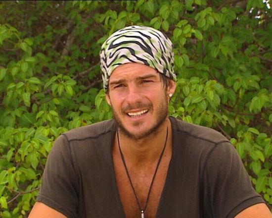 Sportmen kiilii ile Survivor yarmasna da damga vuran Hakan, Ik niversitesi iletme blm mezunu.  Yarma sresinde, sosyal paylam sitelerinde adna bir ok gurup kuruldu Hakan'n.O, Var msn Yok musun ile yakalad hreti, program sonras rol ald dizilerle zirveye kard.