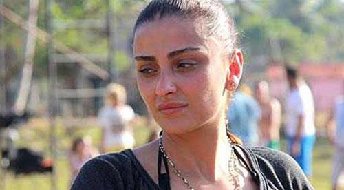 Yarmadan sonra da kariyerinde bambaka bir yol ald. Hem bir programda sunuculuk yapmaya balad. Hem de bir dizide rol ald.