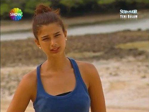 zel bir kolejde su balesi hocal yapan zer, yarma sonras 71 bin TL'lik dln yan sra byk bir hretinde sahibi oldu.  Ayn zamanda Senkronize milli takm sporcusu olan Baak zer, Survivor Kzlar - Erkekler yarmasnda gsterdii performansla da adndan sz ettirdi.