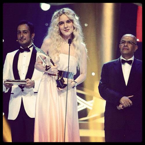 Hanzade, televizyon servenini "stanbul'da niversitede okuyordum. Temmuz aynda mezun oldum, zmir'e dndm. "Var msn Yok musun'a, lkhan 500 bin TL kazand zaman bavuru yapmtm. 500 bin TL sahibini bulunca yarma bitmiti, benim de midim tkenmiti. Bir ay sonra aradlar. stanbul'a geldiim gnn akamnda ekrana ktm. Bir gnde oldu her ey" szleriyle anlatmt