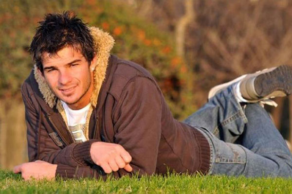 Otomotivci bir baba ile mili yzc bir annenin olu olan Hakan, be yandan beri su topu oynuyor.