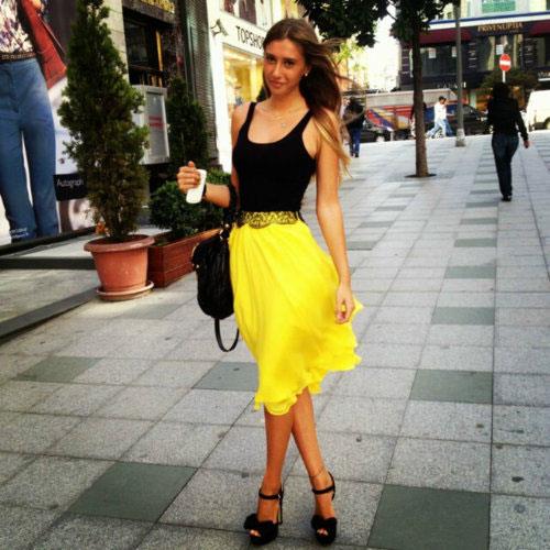 stanbul Aydn niversitesi Moda Tasarm Program'nda okuyan Suba, Acun Ilcal'nn hazrlad Yok Byle Dans adl yarmann kostm tasarmcln stlendi.  yle ya da byle eyma Suba magazin gndeminin en ok konuulan kiilerinden biri oldu.