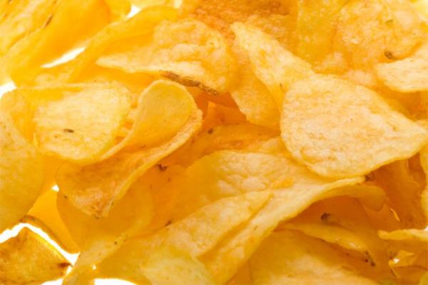 Bayatlam cipslerinizi atmayn: Bayatlam cipslerinizi pe atmak zorunda deilsiniz. Bunlar mikrodalga frnda yeniden tazeleyebilirsiniz. Cipslerinizi mikrodalgaya dayankl bir tabaa yerletirin ve tam gte 10 saniye frnlayn.