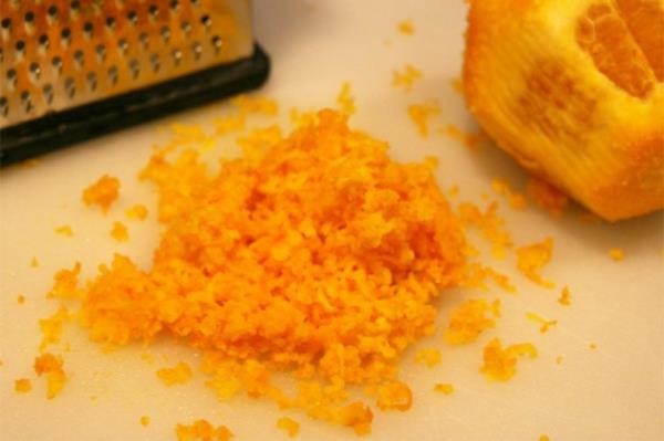 la yerine meyve kabuklarn kullann: Portakal kabuklar olduka kullanldr. Portakal kabuunu rendelediinizde sivrisinek ve karncalar gibi bcekler portakal kabuuna yaklamaz. Ayrca portakal kabuklar kf kokusunu temizler. Portakal kabuklarn bunlar iin kullanmak istemezseniz kek veya kurabiyeler piirebilirsiniz.