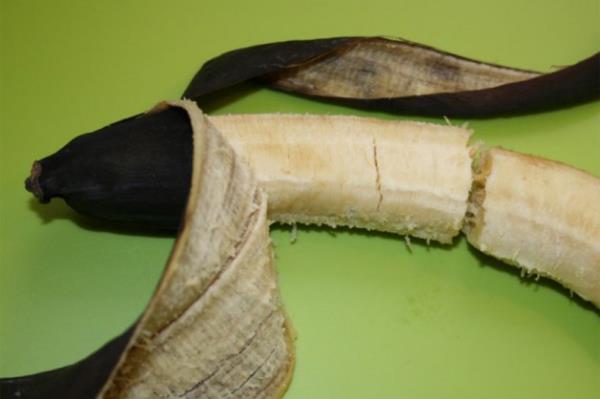 rm meyveleri frnlayn: Ar derecede olgunlam, kararm muzlar atmak yerine onlar bir tatlnn iinde kullanp frnlayabilirsiniz.