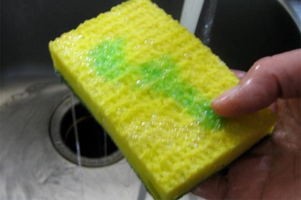 Eskiyen sngerinizi pe atmak isteyebilirsiniz. Ancak mikrodalga frnda 2 dakika kalmas zerindeki mikroplarn yzde 99?unun lmesini salar, bylece sngeriniz yeni gibi olur. Ancak frna koymadan nce slatmay unutmayn.